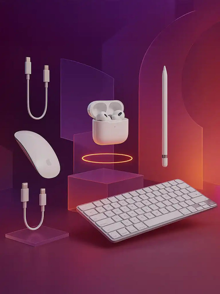 Een verzameling witte Apple-accessoires waaronder een draadloos toetsenbord, muis, AirPods Pro, Apple Pencil en oplaadkabels.